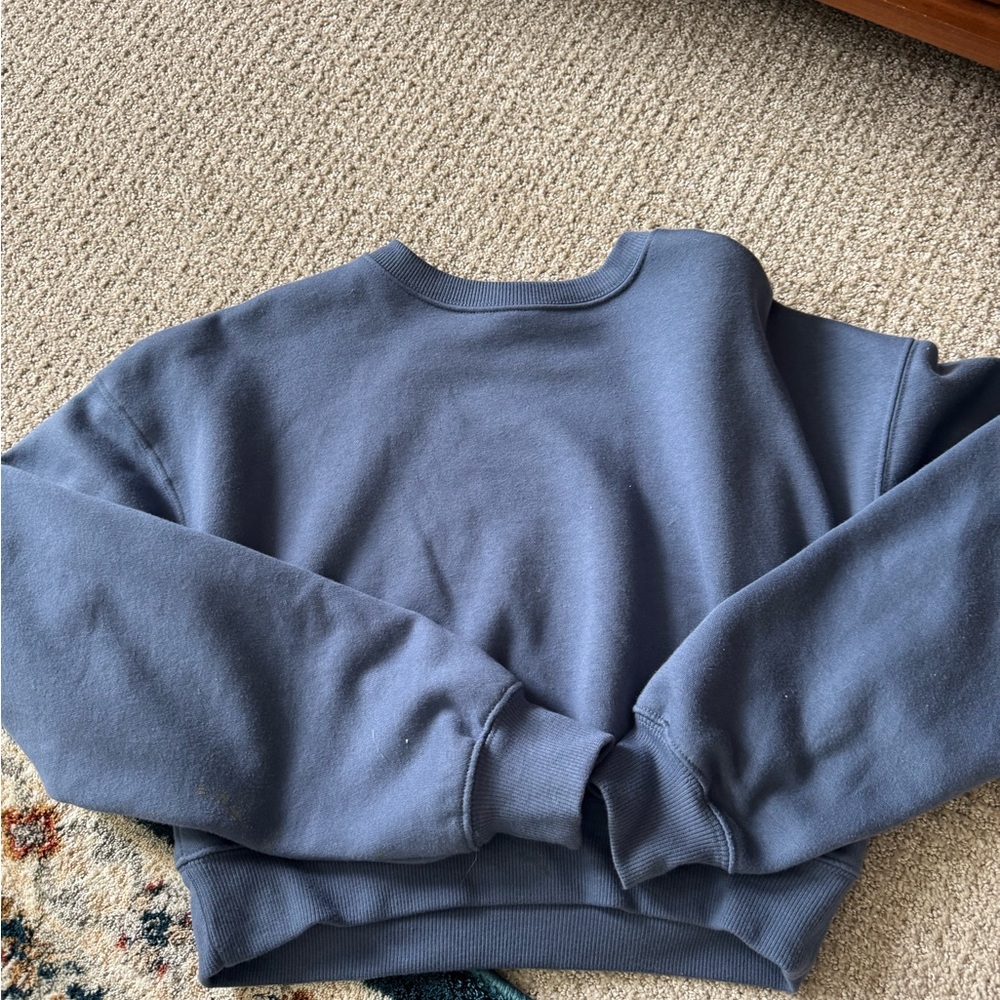 Cropped blue sweatshirt